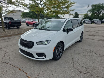 2026 Chrysler Pacifica SELECT Passenger Van