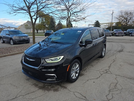 2026 Chrysler Pacifica LIMITED Passenger Van