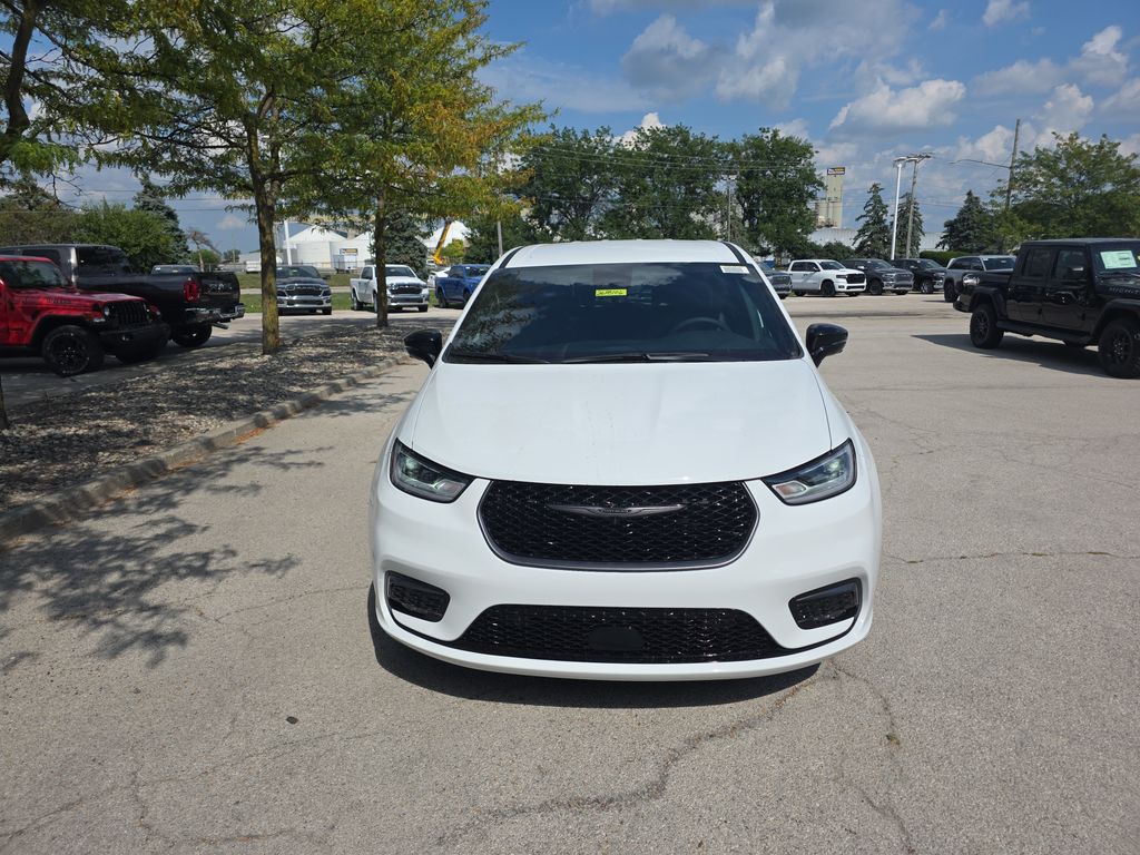 2026 Chrysler Pacifica photo 2