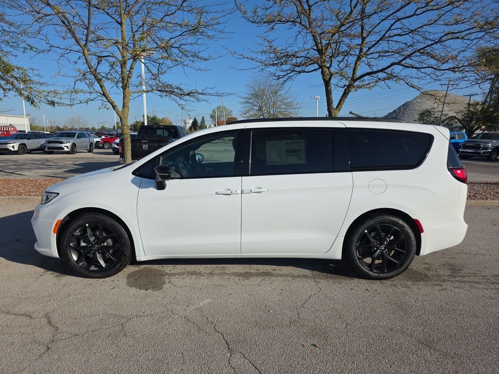 New 2026 Chrysler Pacifica LIMITED Passenger Van
