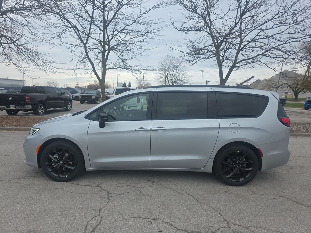 New 2026 Chrysler Pacifica LIMITED Passenger Van