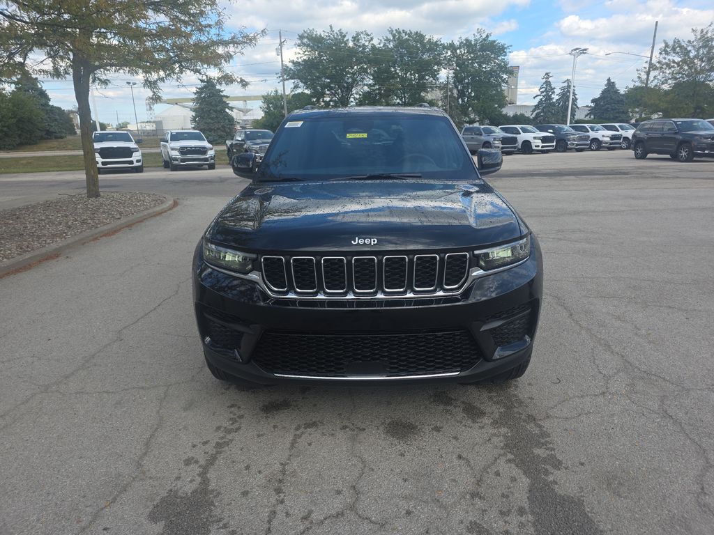 2025 Jeep Grand Cherokee Laredo photo 2