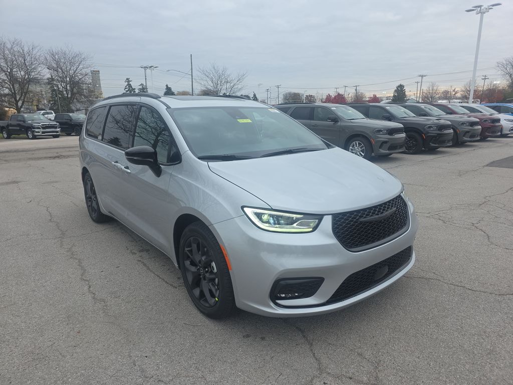 New 2026 Chrysler Pacifica LIMITED Passenger Van