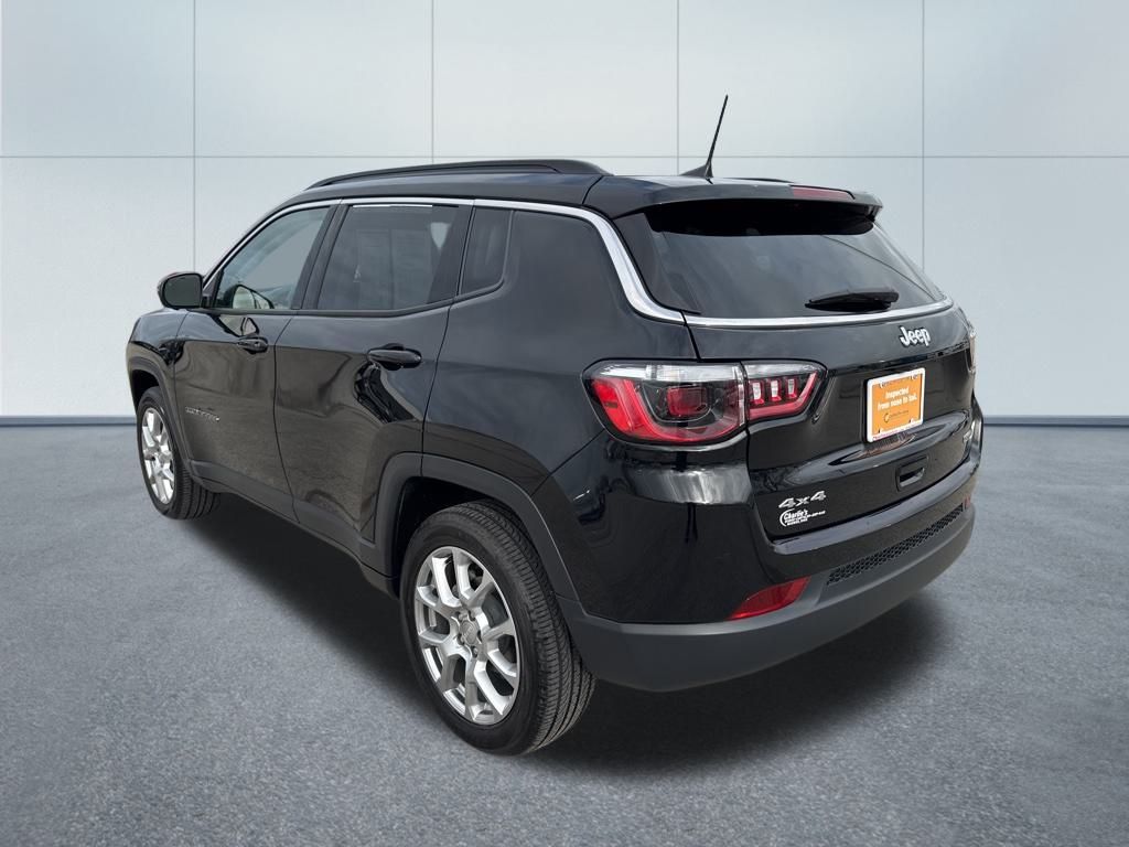 2022 Jeep Compass Latitude Lux photo 2