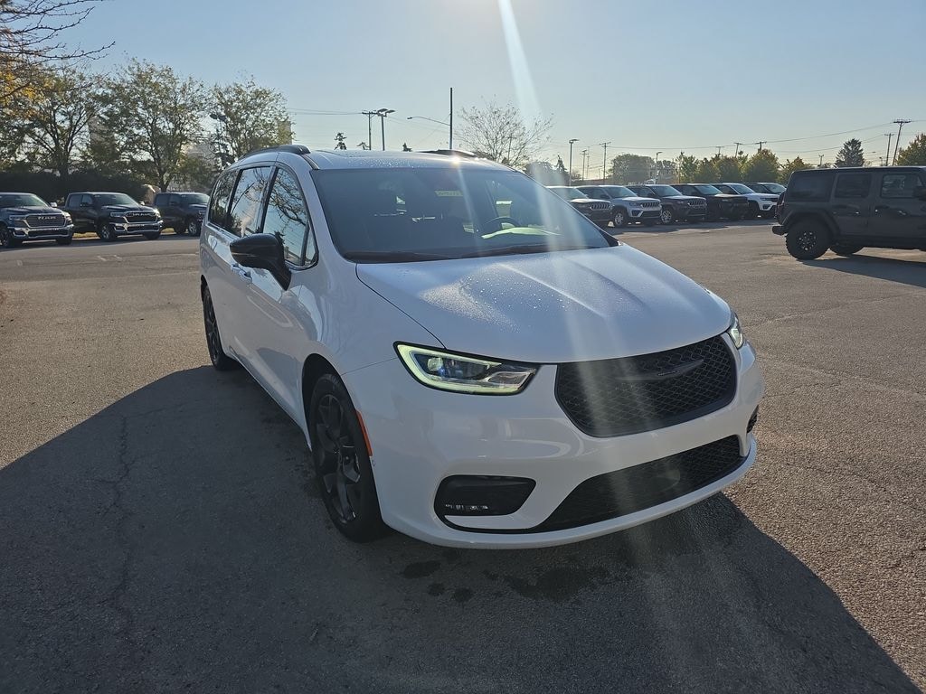 New 2026 Chrysler Pacifica LIMITED Passenger Van