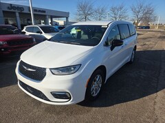 2026 Chrysler Pacifica SELECT Passenger Van