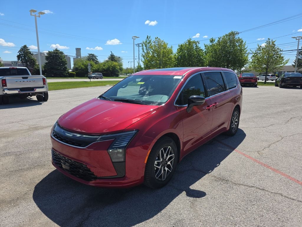 2027 Chrysler Pacifica Limited's photo