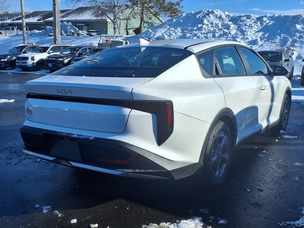 New 2025 Kia K4 LXS Sedan