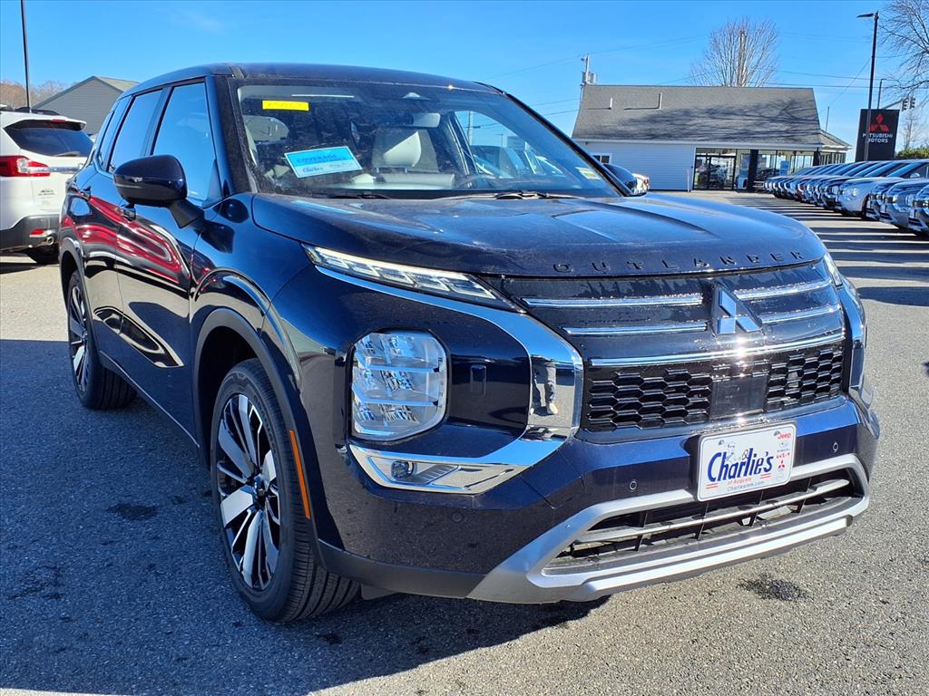 2025 Mitsubishi Outlander SE photo 3