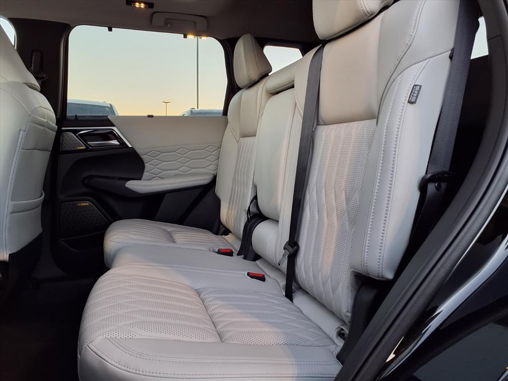 2025 Mitsubishi Outlander SEL Platinum Edition - Photo 8