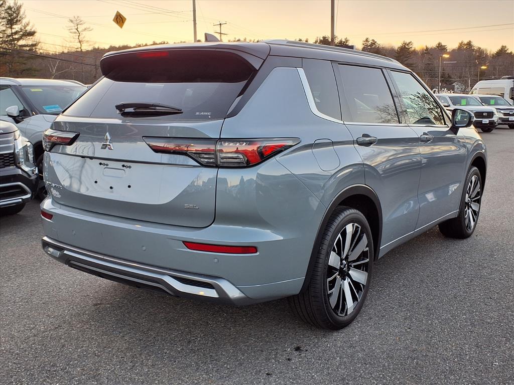 2025 Mitsubishi Outlander SEL photo 4