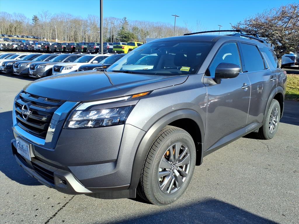 2025 Nissan Pathfinder SV's photo