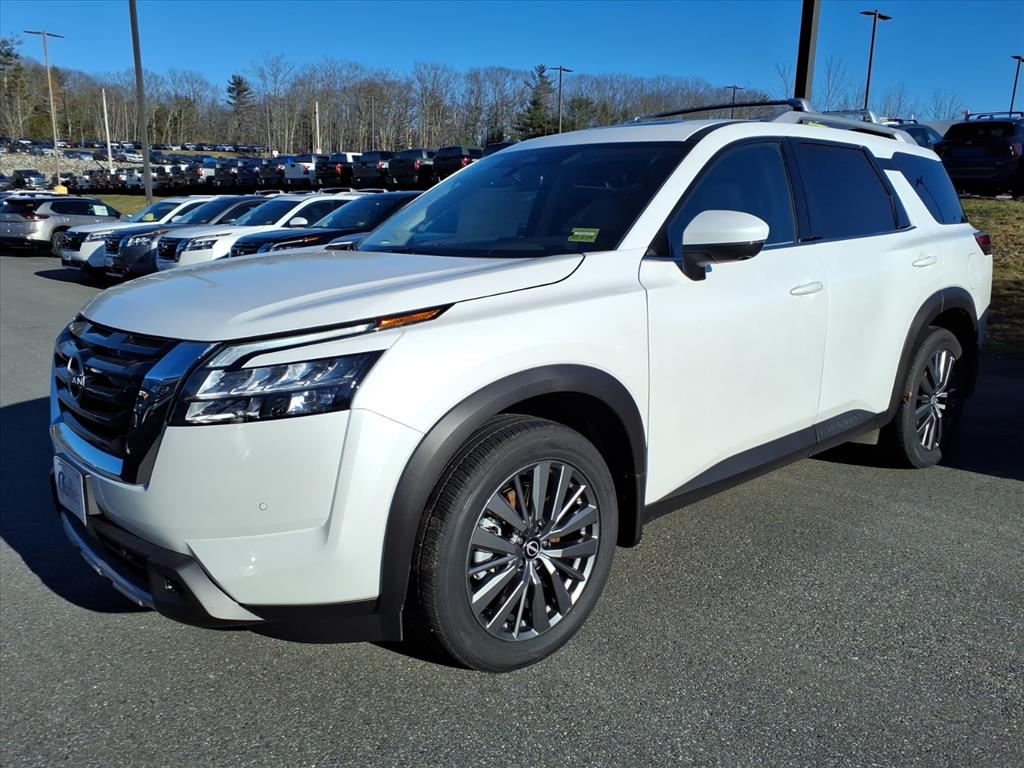 2025 Nissan Pathfinder SL's photo