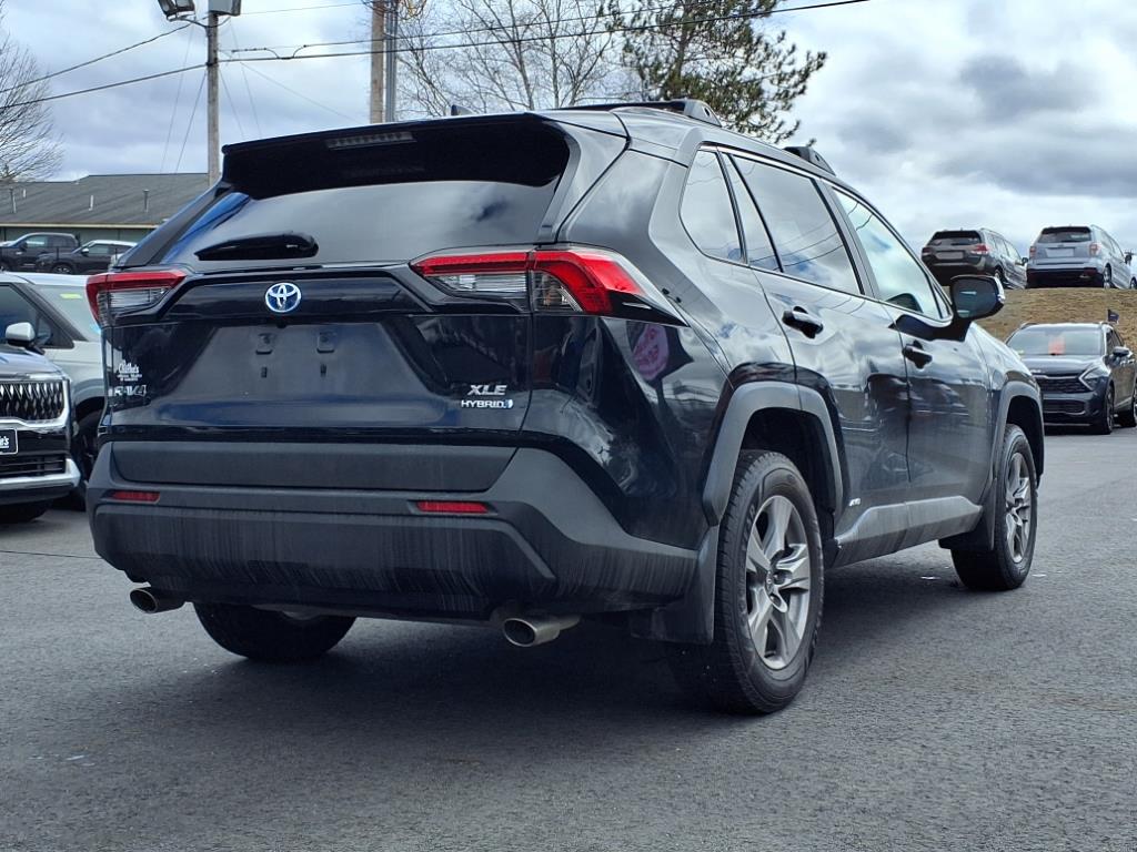 2022 Toyota RAV4 Hybrid XLE photo 2