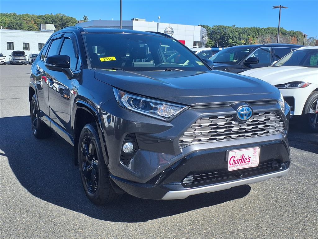 2019 Toyota RAV4 Hybrid XSE photo 3