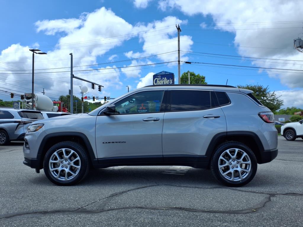 2022 Jeep Compass Latitude Lux photo 2