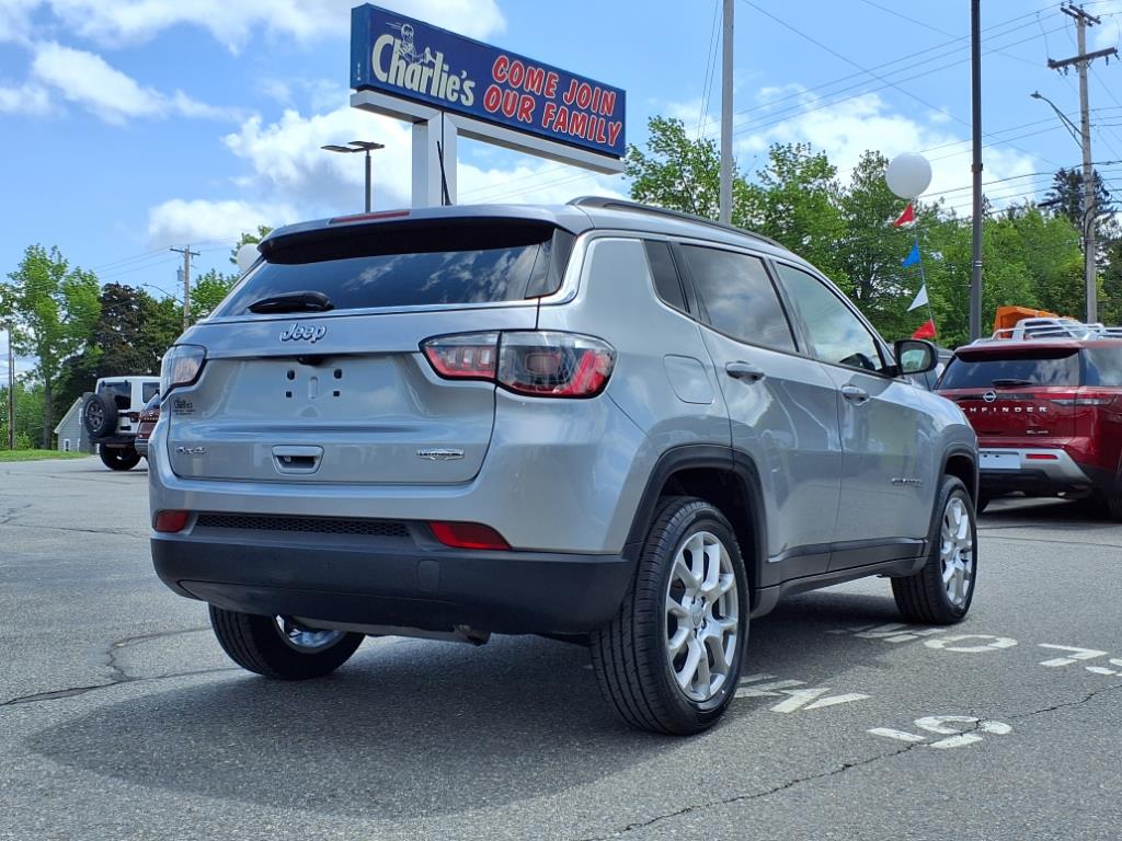 2022 Jeep Compass Latitude Lux photo 3