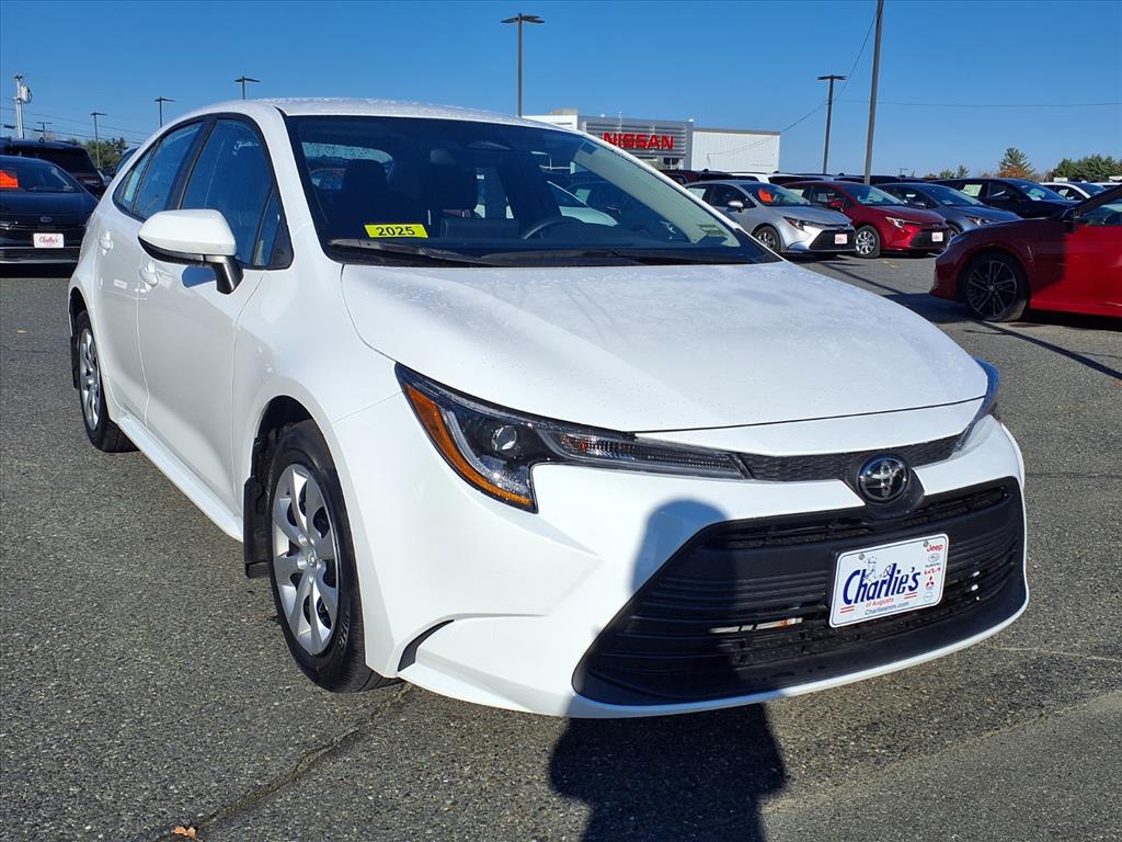 2025 Toyota Corolla LE photo 3