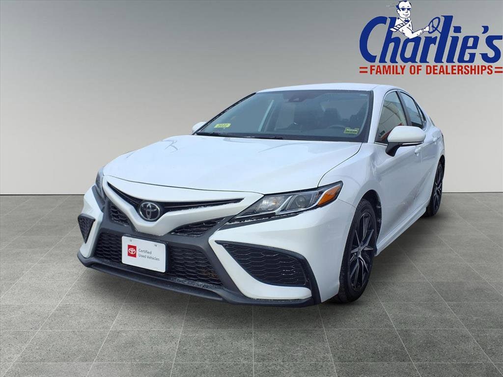 2022 Toyota Camry SE's photo