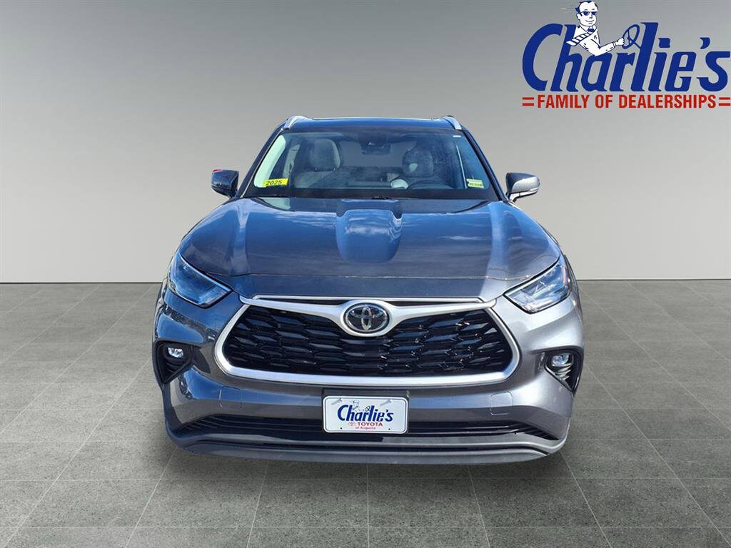 2025 Toyota Highlander XLE photo 2