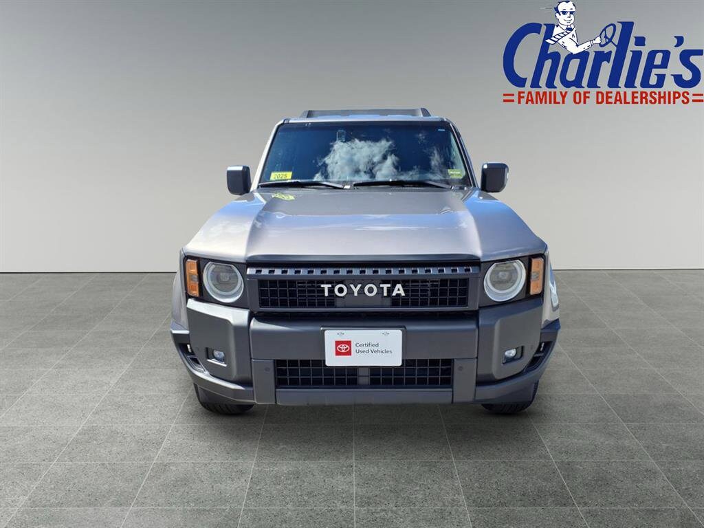 2025 Toyota Highlander Hybrid photo 2