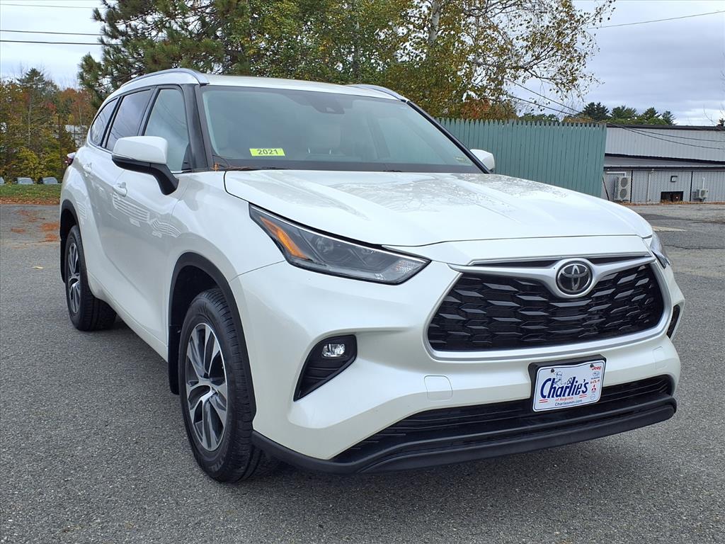 2021 Toyota Highlander XLE photo 3