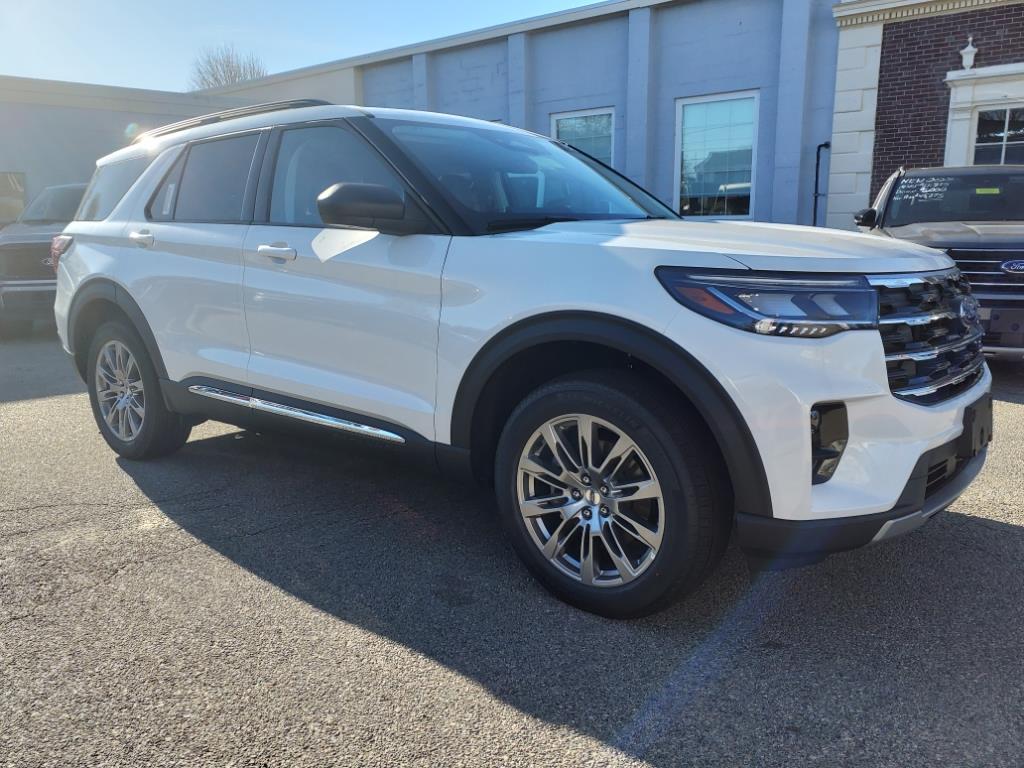 2025 Ford Explorer photo 3