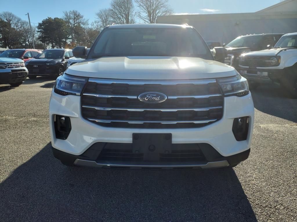 2025 Ford Explorer photo 2