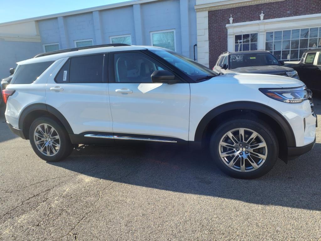 2025 Ford Explorer photo 4