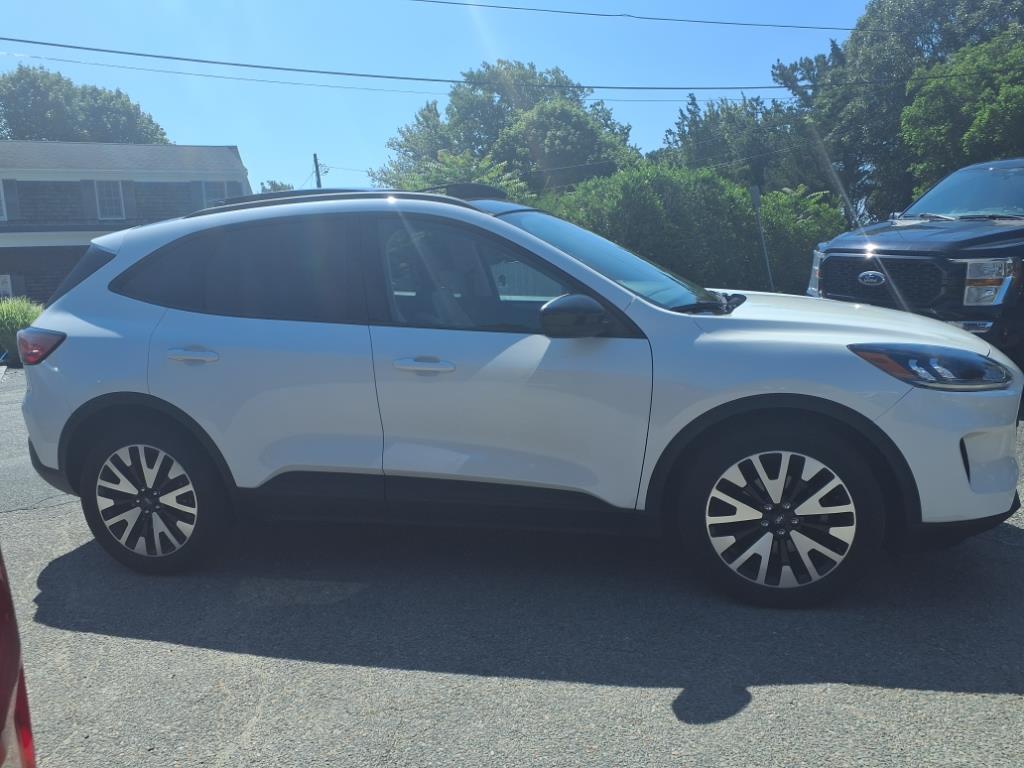 2020 Ford Escape SE Sport Hybrid photo 3