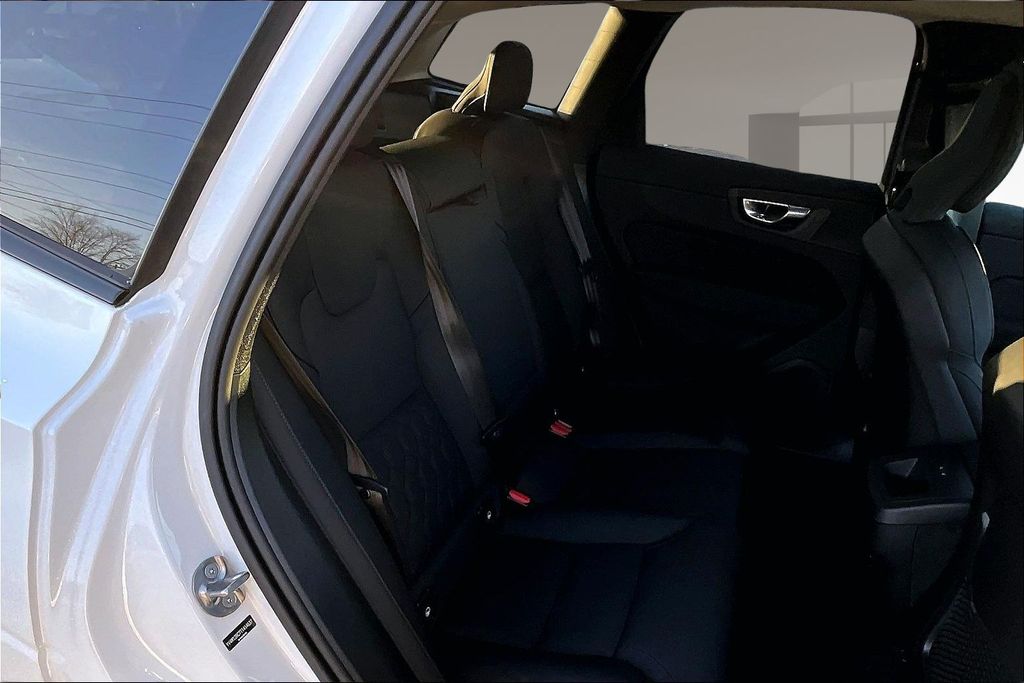 2026 Volvo XC60 Plus - Photo 9