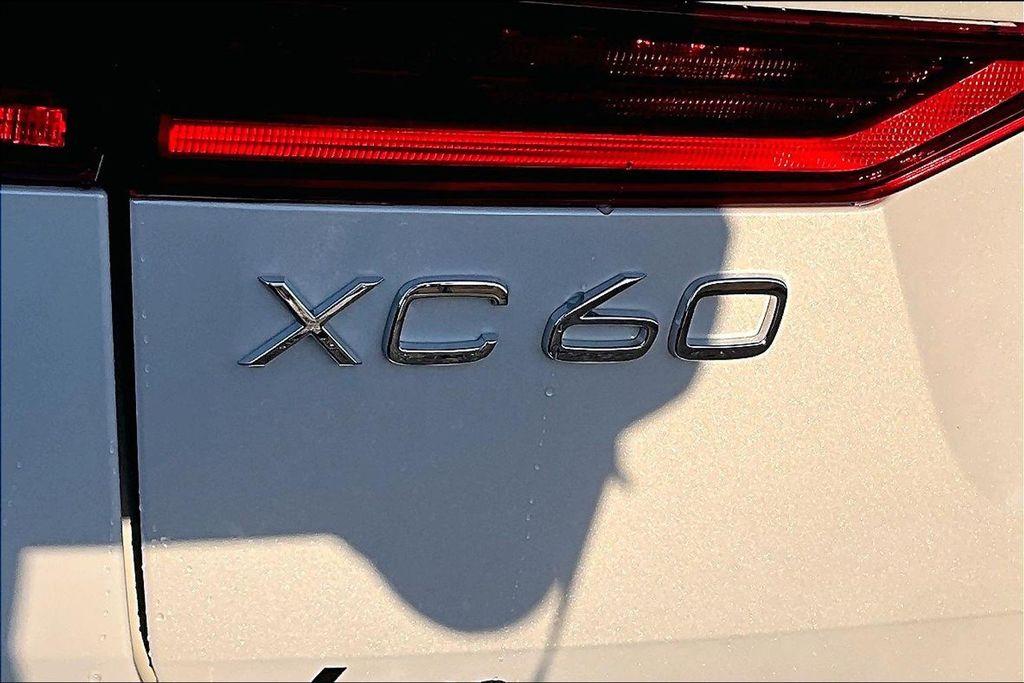 2026 Volvo XC60 Plus - Photo 8