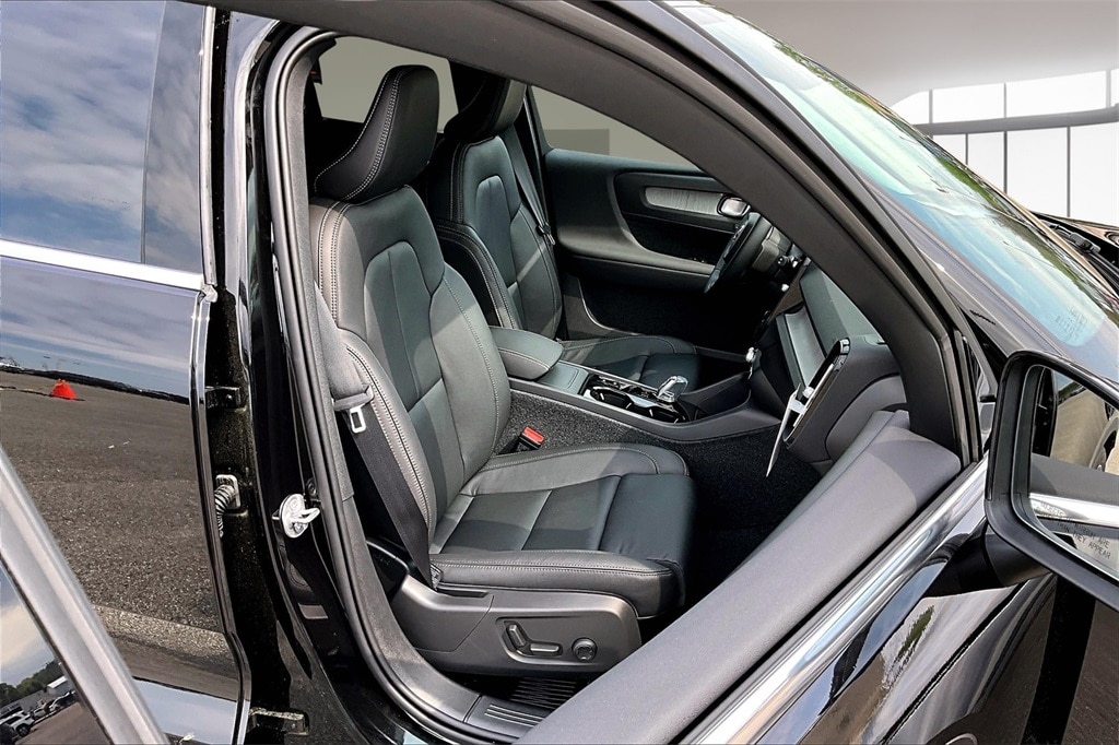 2025 Volvo XC40 Plus - Photo 10