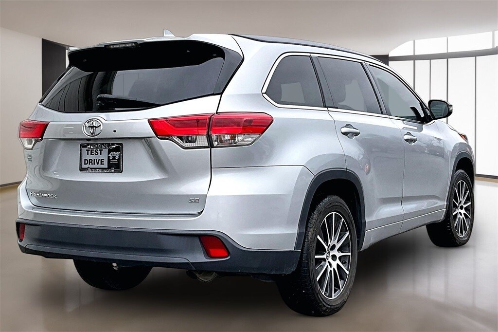 Used 2017 Toyota Highlander SE SUV