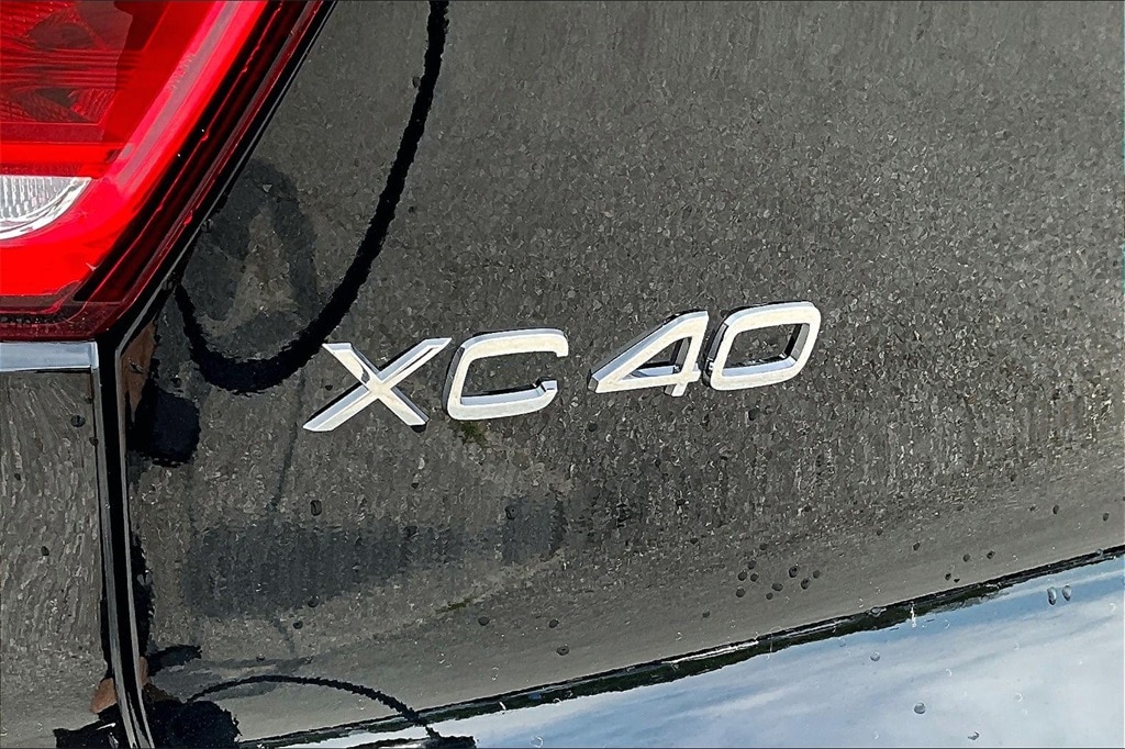 2025 Volvo XC40 Plus - Photo 8