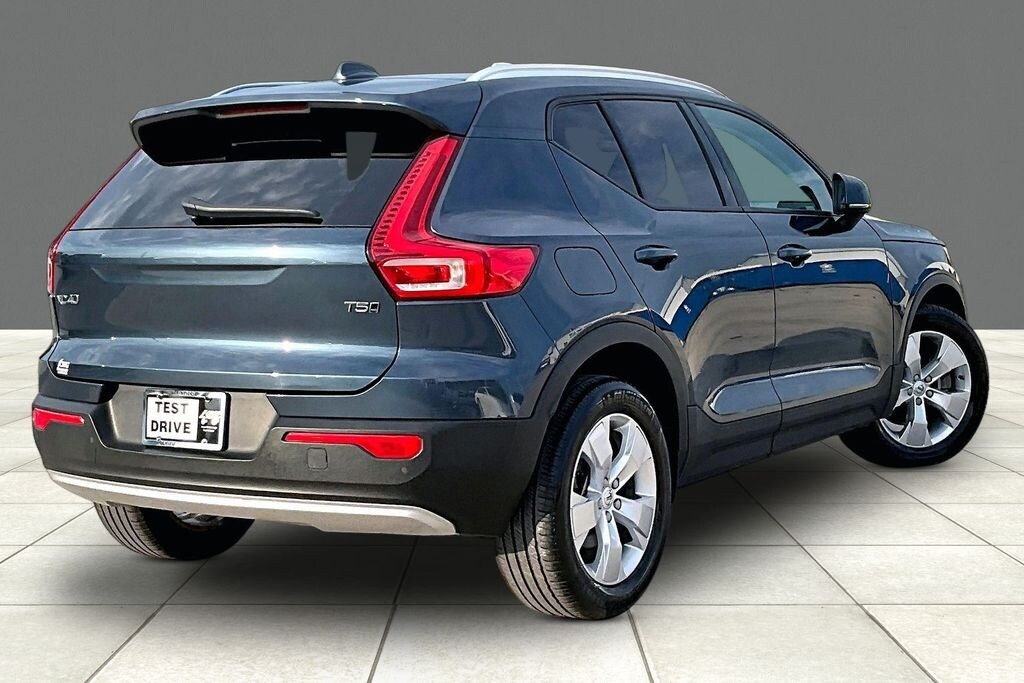Used 2022 Volvo XC40 Momentum SUV