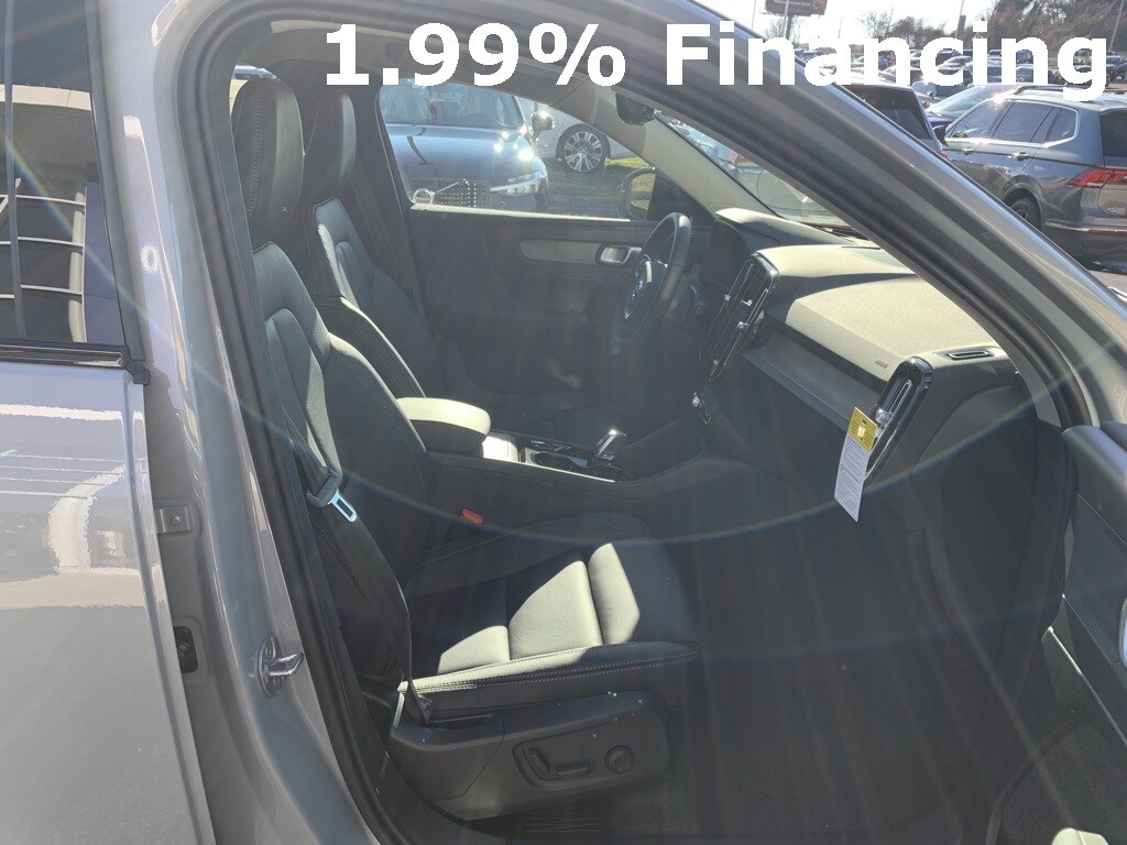 2025 Volvo XC40 Plus - Photo 16