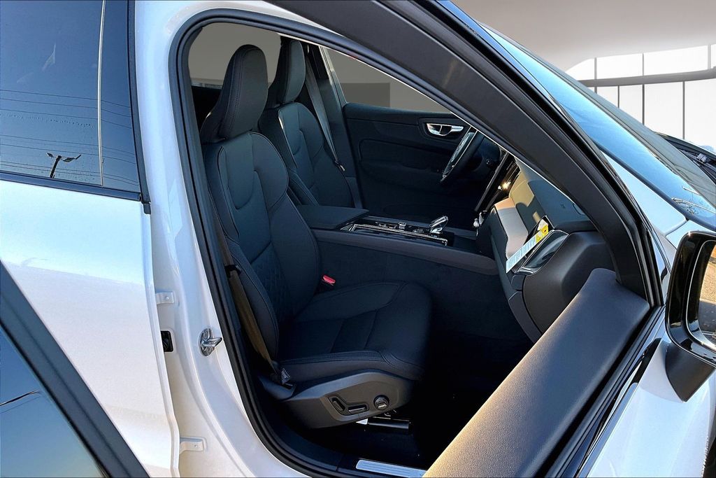 2026 Volvo XC60 Plus - Photo 10