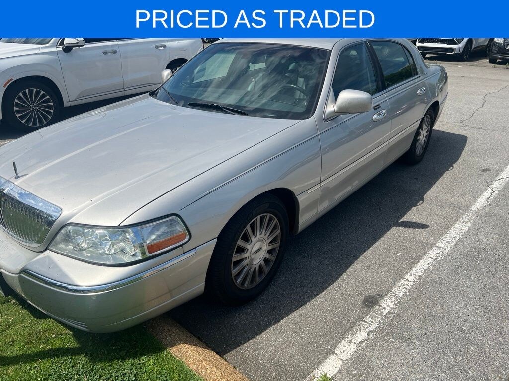 Used 2004 Lincoln Town Car Signature Sedan