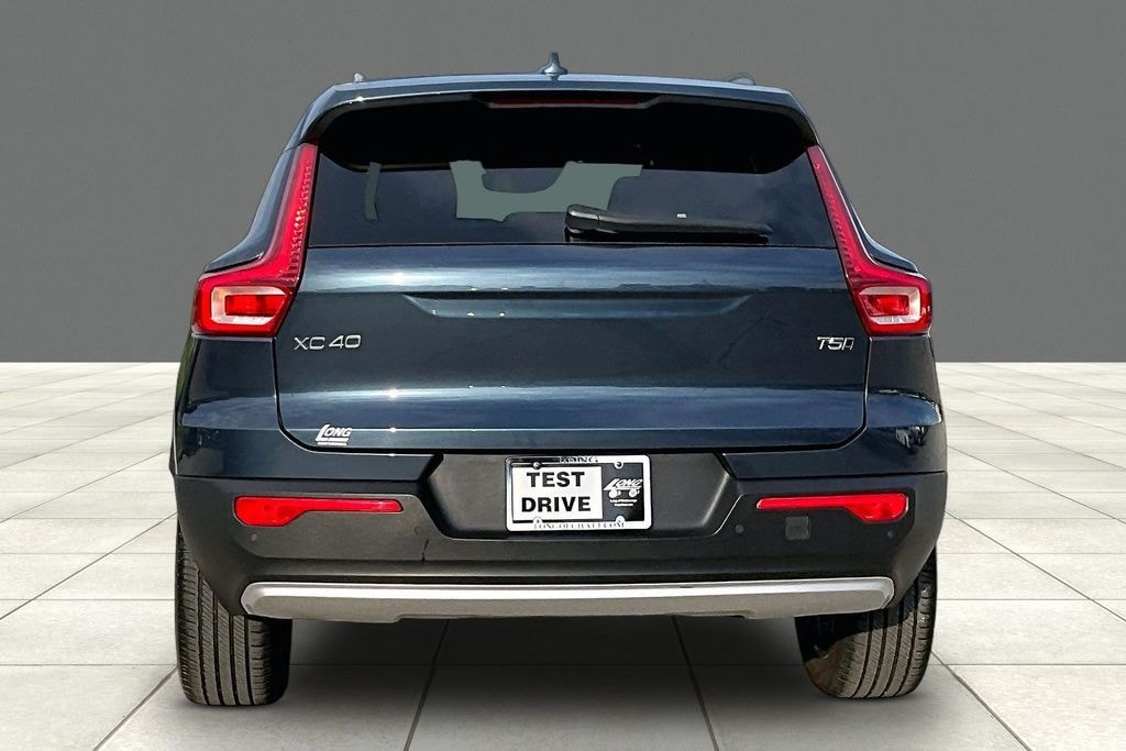 Used 2022 Volvo XC40 Momentum SUV