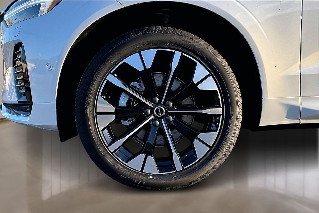2026 Volvo XC60 Plus - Photo 12