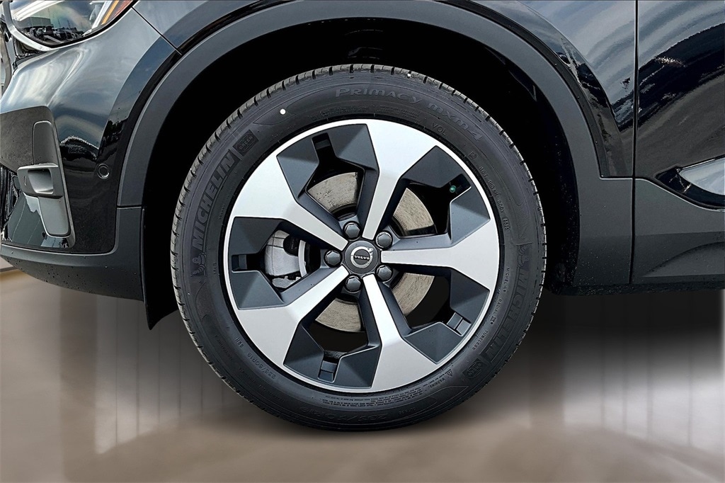 2025 Volvo XC40 Plus - Photo 12