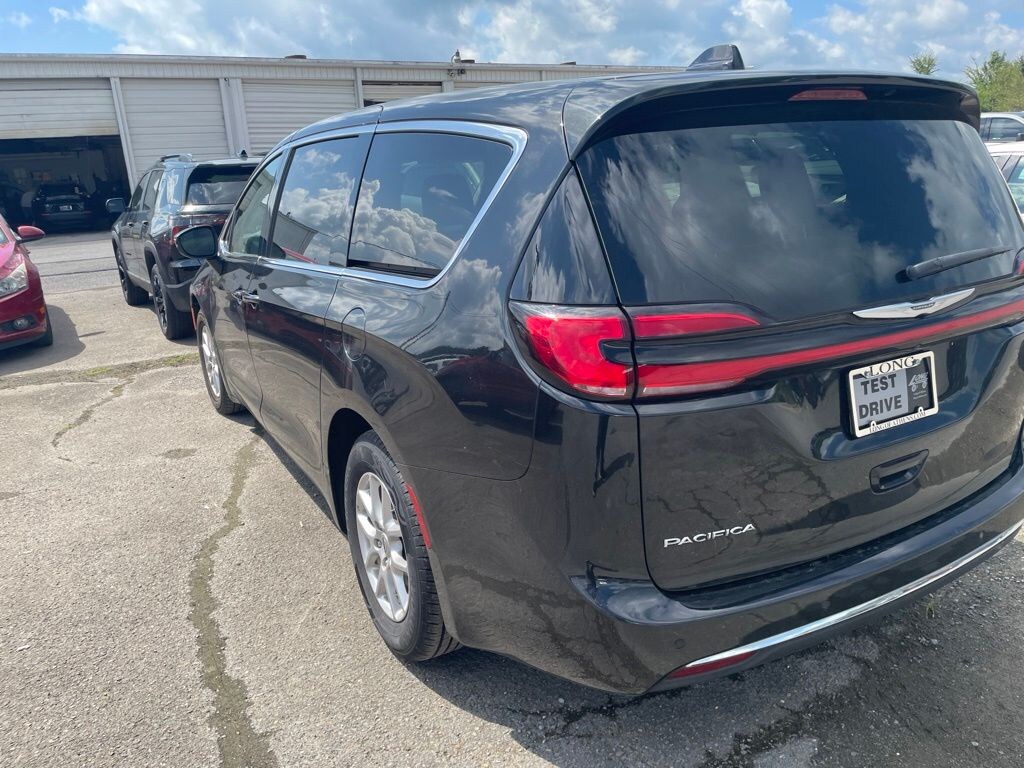 Used 2023 Chrysler Pacifica Touring L Minivan/Van