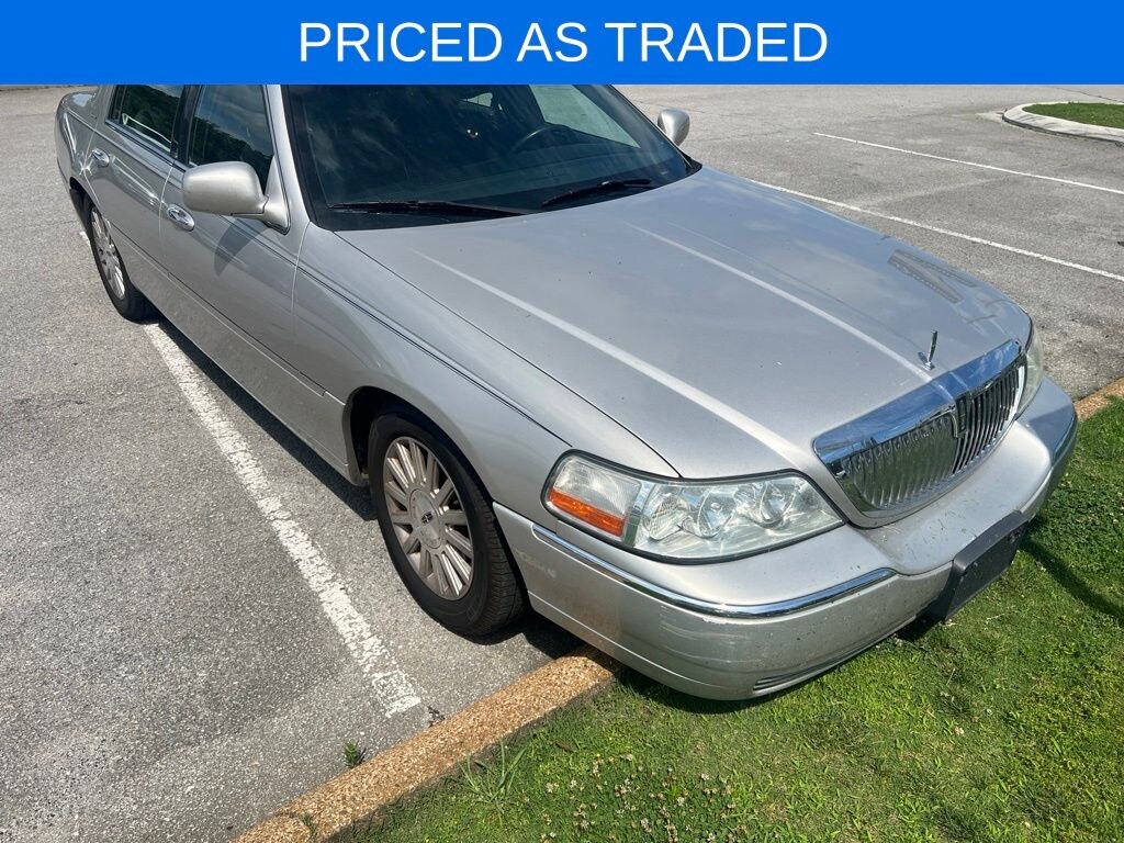Used 2004 Lincoln Town Car Signature Sedan