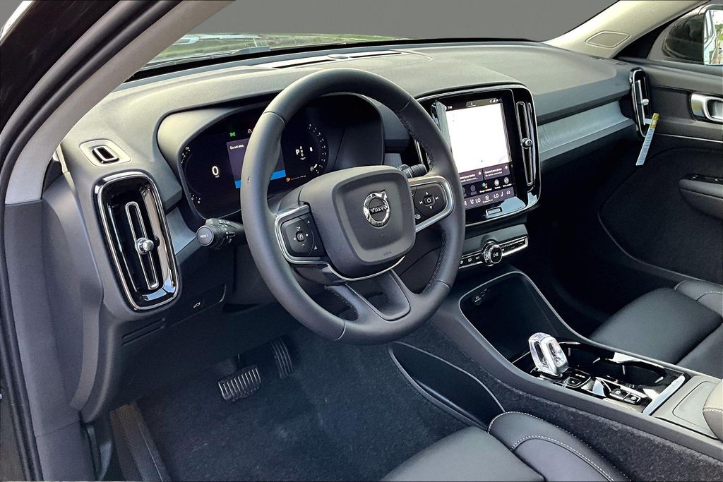 2026 Volvo XC40 Plus - Photo 7