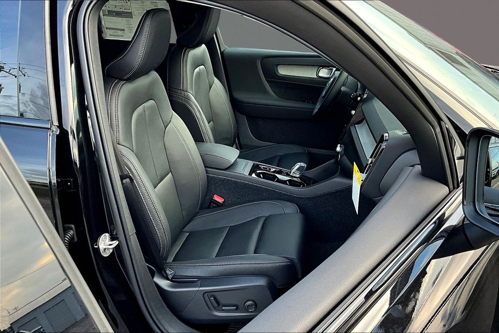 2026 Volvo XC40 Plus - Photo 11