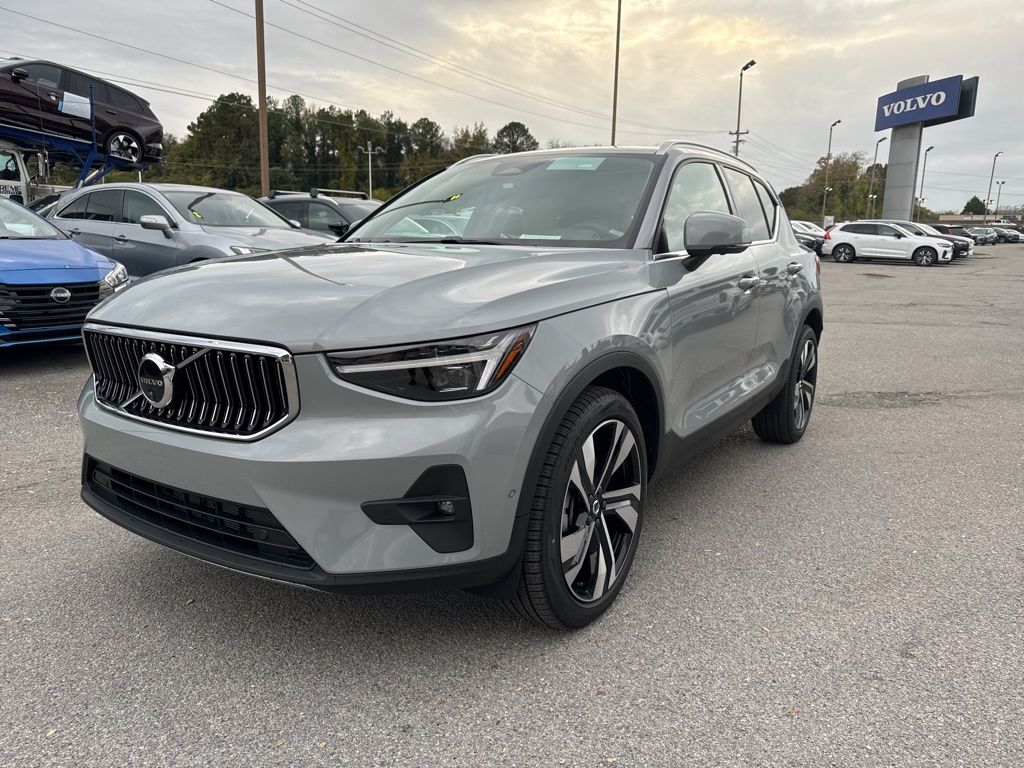 2025 Volvo XC40 B5 Plus Bright AWD's photo