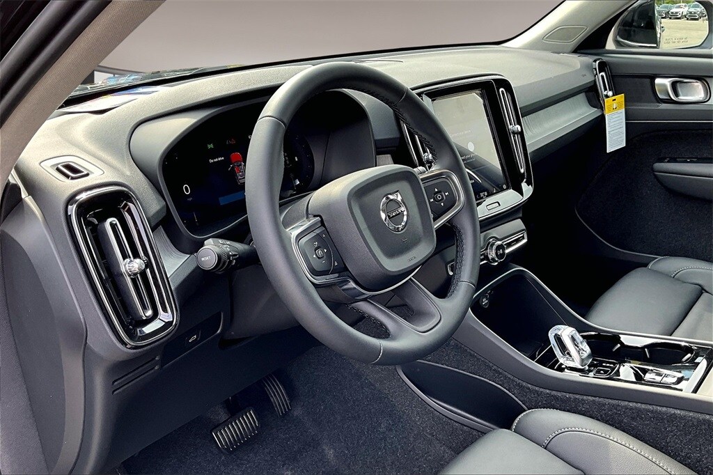 2025 Volvo XC40 Plus - Photo 7
