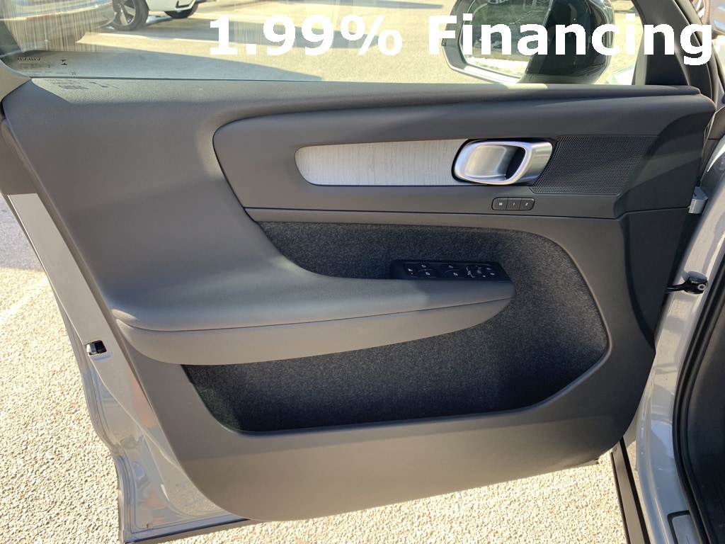 2025 Volvo XC40 Plus - Photo 10