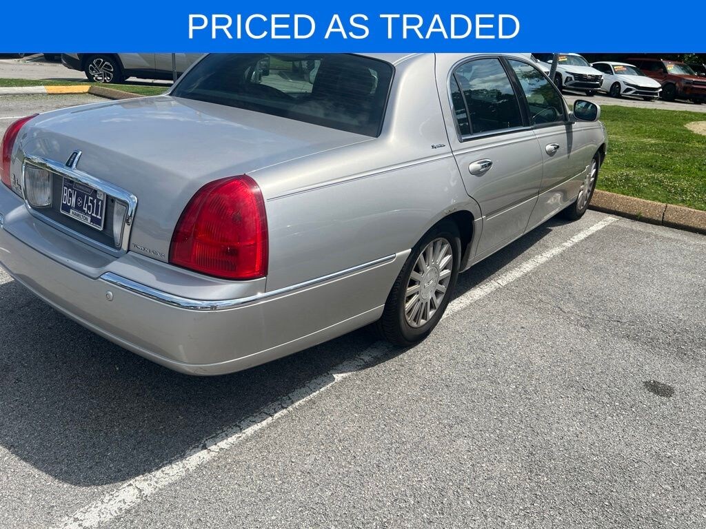 Used 2004 Lincoln Town Car Signature Sedan